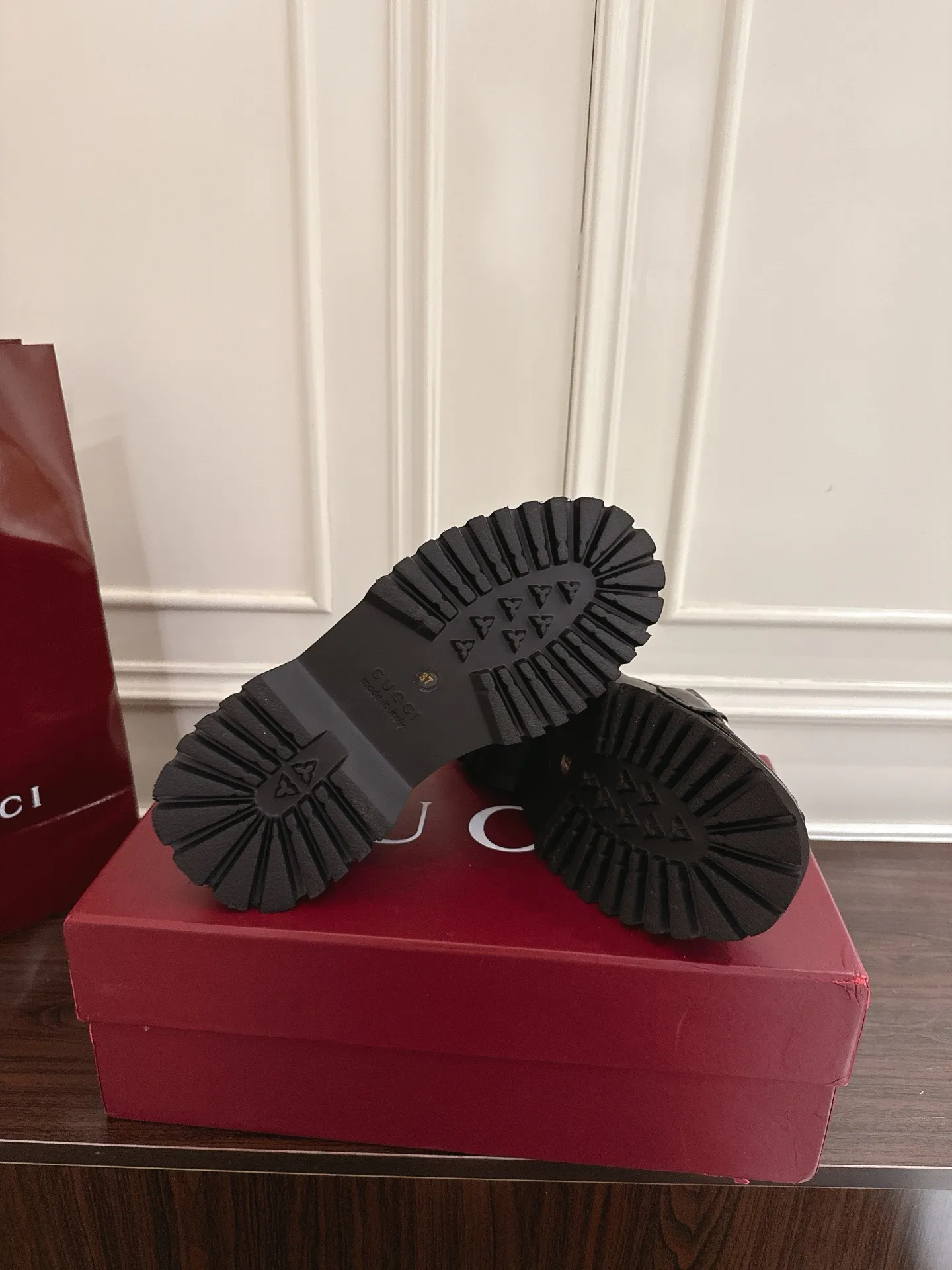 👟👟Ex-factory price 560👟👟 Gucci loafers with horsebit groove soles. As a tribute to the brand's equestrian roots, the horsebit has gone through years of baptism, integrating its rich historical heritage and modern fashion into one. Cowhide surface, sole thickness 5cm, size: 35-42# 39-46#